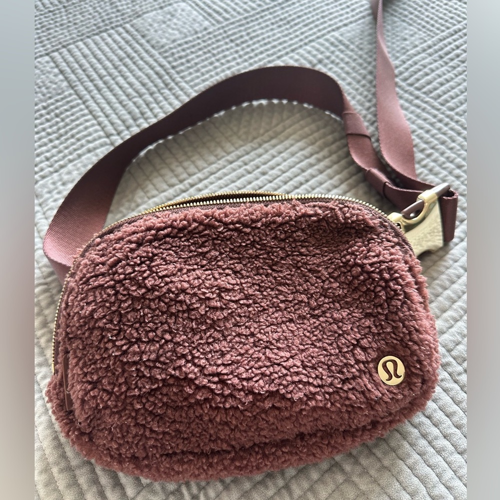 Lululemon Everywhere Fleece Belt Bag
Burnt Caramel Brown